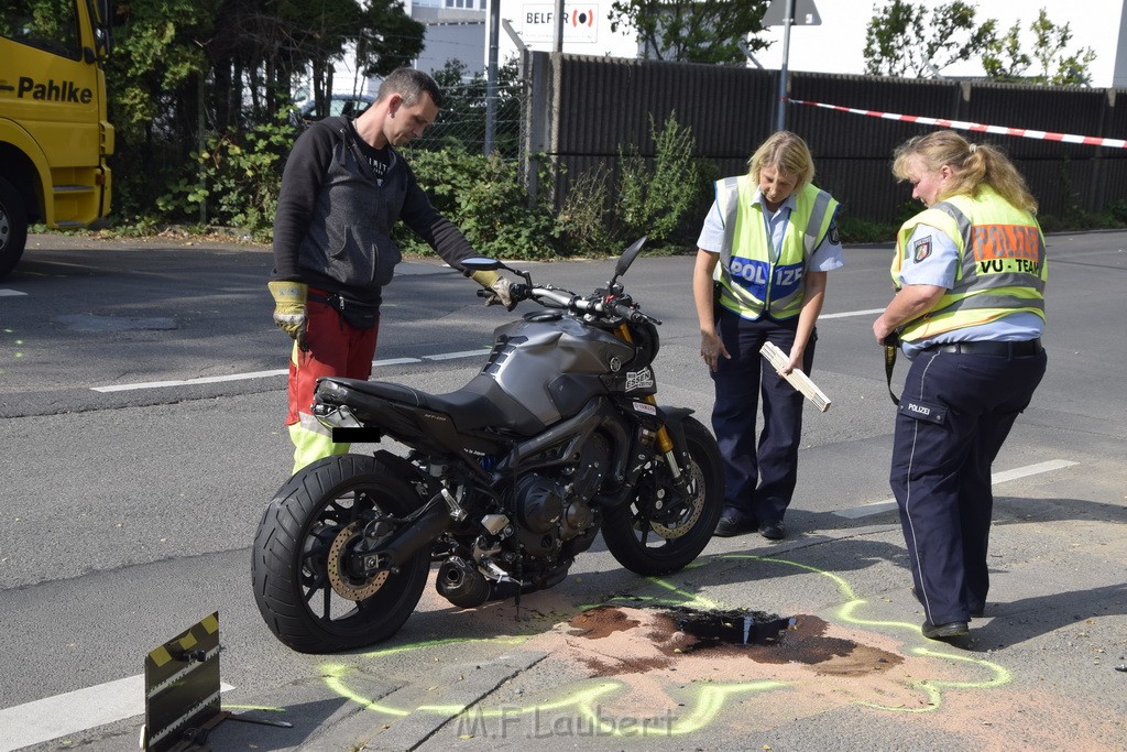 Schwerer Krad PKW Unfall Koeln Muelheim Am Springborn Cottbuserstr P148.JPG - Miklos Laubert